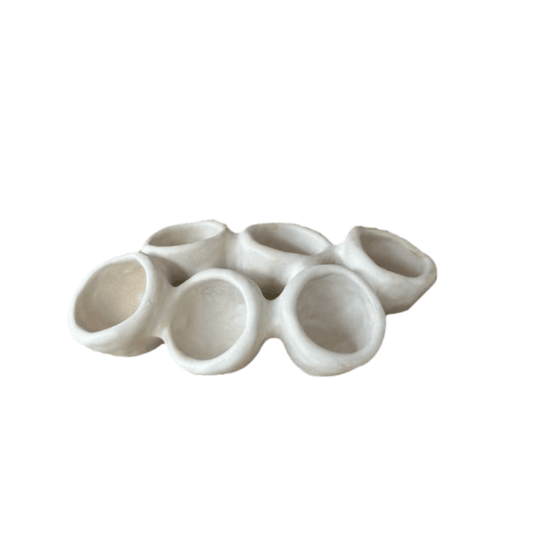 Ini Ceramique handgemaakt wit keramiek bord Organic Fushion 1. Het bevat verschillende kleine kommen die tijdens het productieproces naadloos aan elkaar zijn bevestigd.