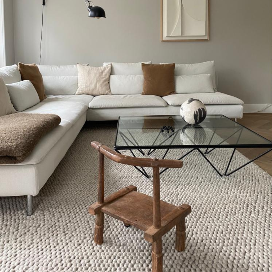 Vintage kleine Afrikaanse DAN stoel uit de Ivoorkust in een tijdloos neutraal interieur