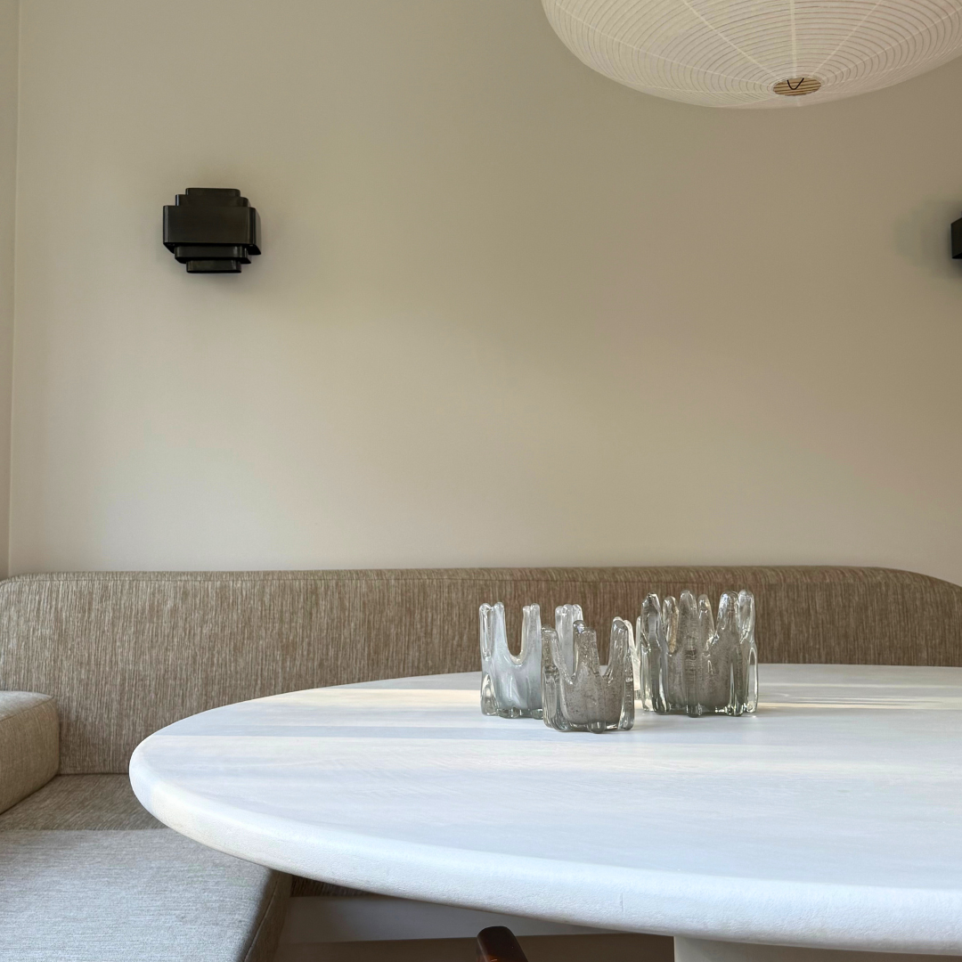 Helix kaarshouders grijs en taupe decoratief op een witte tafel in een warm minimalistische eethoek