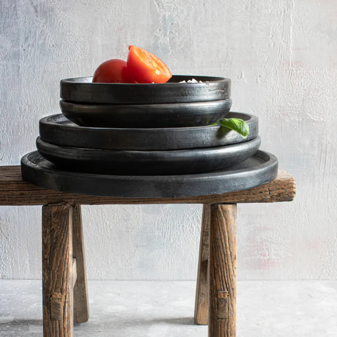 Groot zwart Burned Bord gestapeld met andere borden uit de Burned collectie van Bazar Bizar