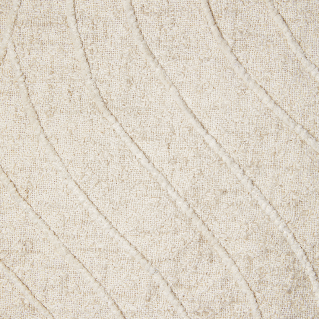 Close-up van het glooiende getufte patroon op de voorzijde van de Lynn kussenhoes