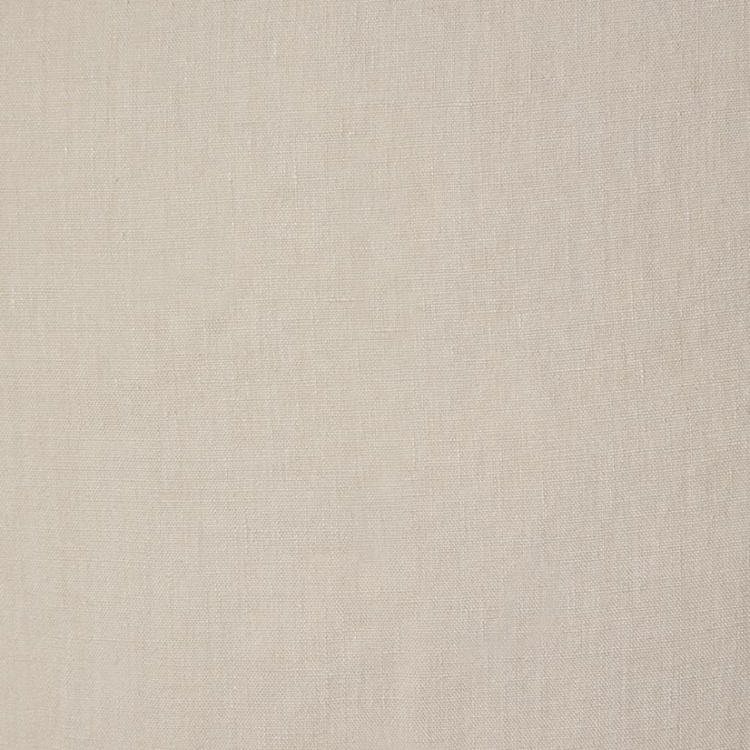 Detailopname van de zachte, gewassen linnen stof van de Scotty kussenhoes taupe