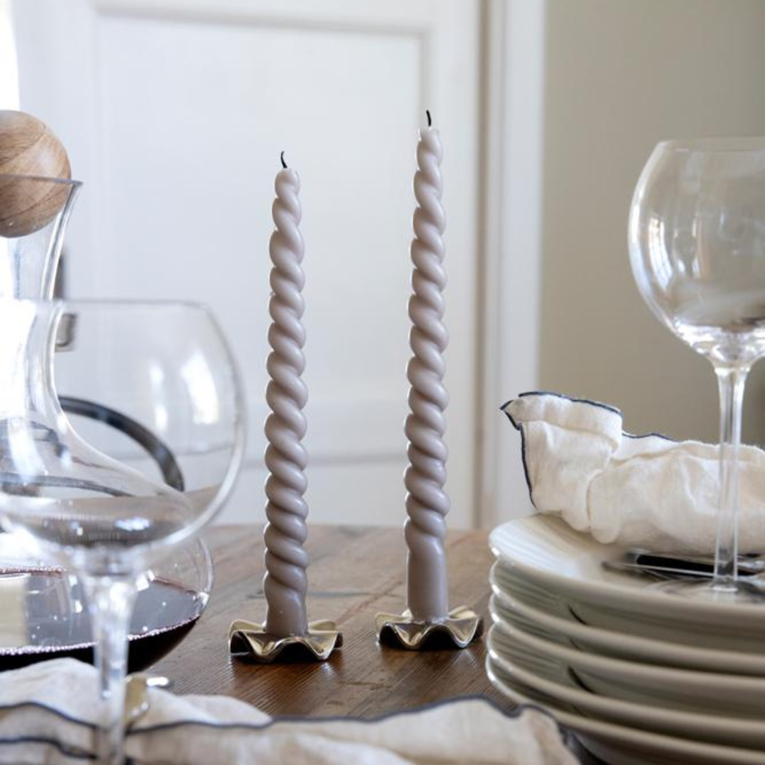 Elegante tafeldecoratie met de zilver messing Signe kandelaar van Sagaform