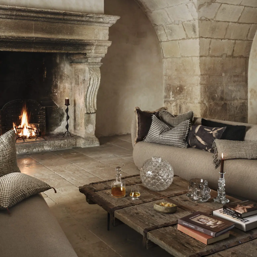 Sculpturale glazen Zephyr kaarshouder – elegant contrast bij zachte materialen in huis