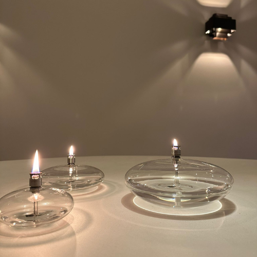 3 verschillende formaten Disc olielampen van Peri Living op een witte tafel