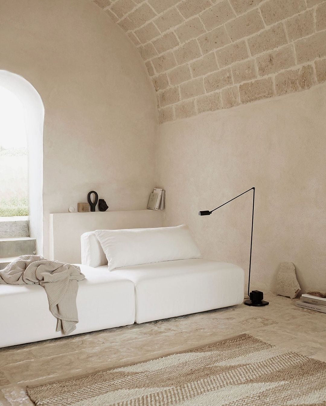 Rustgevend interieur in lichte beige en wit tinten