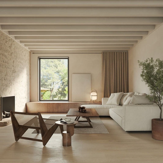 Japandi interieur met witte bank, houten stoel en lichte muren
