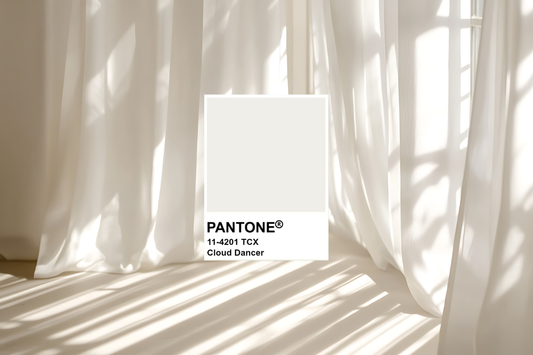 Pantone kleur van het jaar 2026: Cloud Dancer - het nieuwe wit voor een rustig, tijdloos interieur
