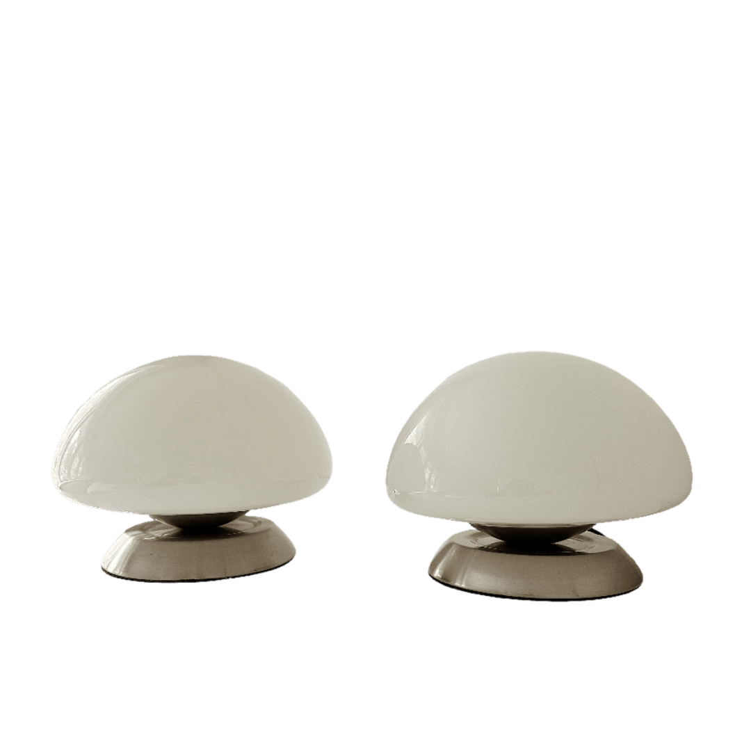 Set van 2 vintage Linhai Junis Mushroom lampen. Wit melkglazen mushroom tafellampen. Geborsteld rvs metalen ronde voet. Door het aanraken van de voet schakelt de lamp naar 3 verschillende lichtintensiteiten.  Afmetingen: ⌀22cm x H16cm