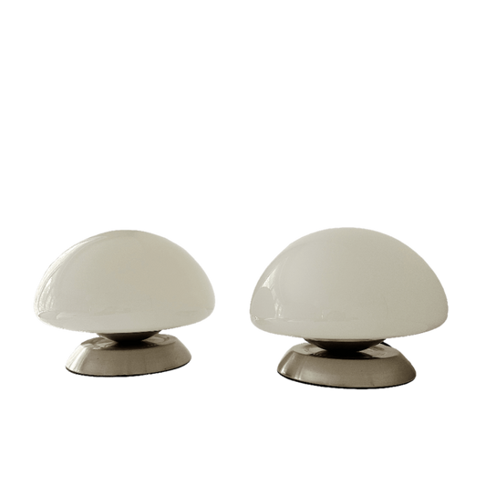 Set van 2 vintage Linhai Junis Mushroom lampen. Wit melkglazen mushroom tafellampen. Geborsteld rvs metalen ronde voet. Door het aanraken van de voet schakelt de lamp naar 3 verschillende lichtintensiteiten.  Afmetingen: ⌀22cm x H16cm