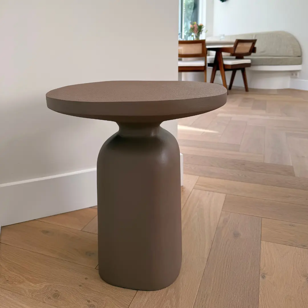 Aluminium Milan bijzettafel van Bloomingville als stijlvolle toevoeging aan een eigentijds interieur.