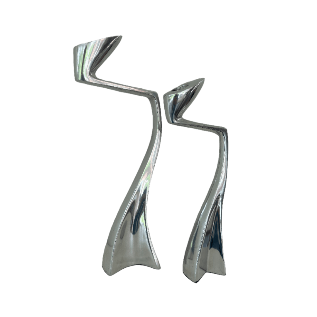 Vintage set aluminium kandelaars Arclumis (Swan) ontworpen door Matthew Hilton voor SCP England. L13cm x B8cm x H36cm en L12cm x B6cm x H30cm