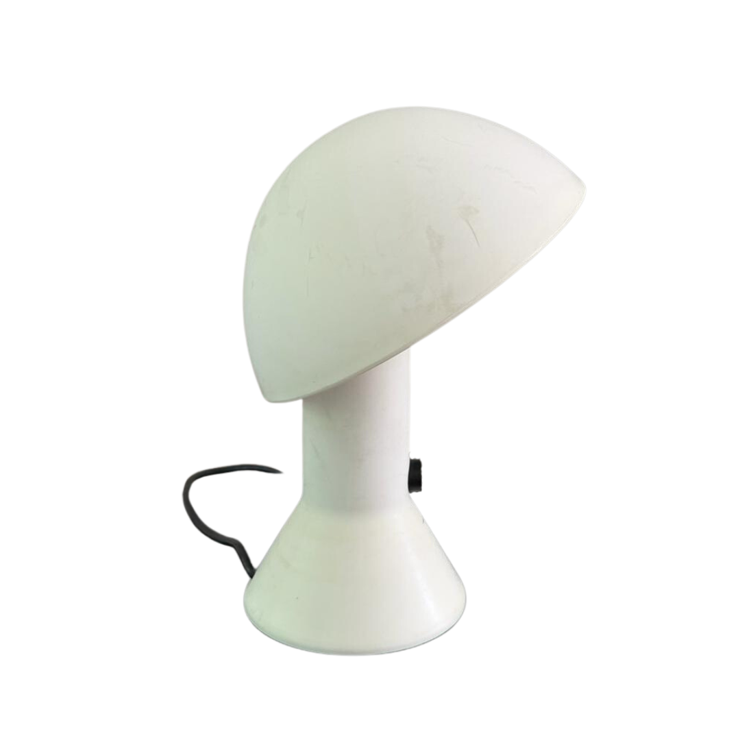 Vintage witte Elmetto tafellamp. Italiaans design uit de jaren '70 ontworpen door Elio Martinelli voor Martinelli Luce