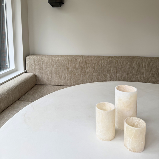 Alabaster Cilinder waxinelichthouders als stijlvolle decoratie op eettafel
