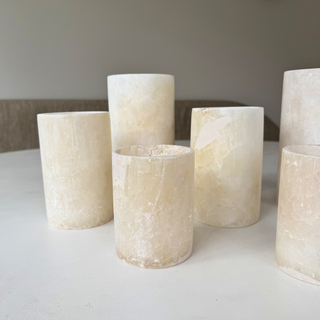 Groep cilindervormige kaarshouders van natuurlijk alabaster in wit / beige tinten