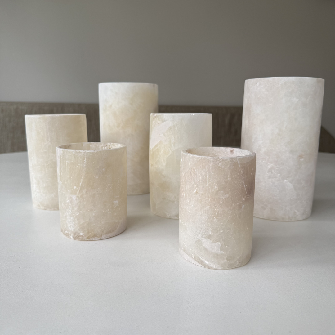 Luxe woonaccessoire Cilinder alabaster waxinelichthouders in tijdloze beige witte kleur