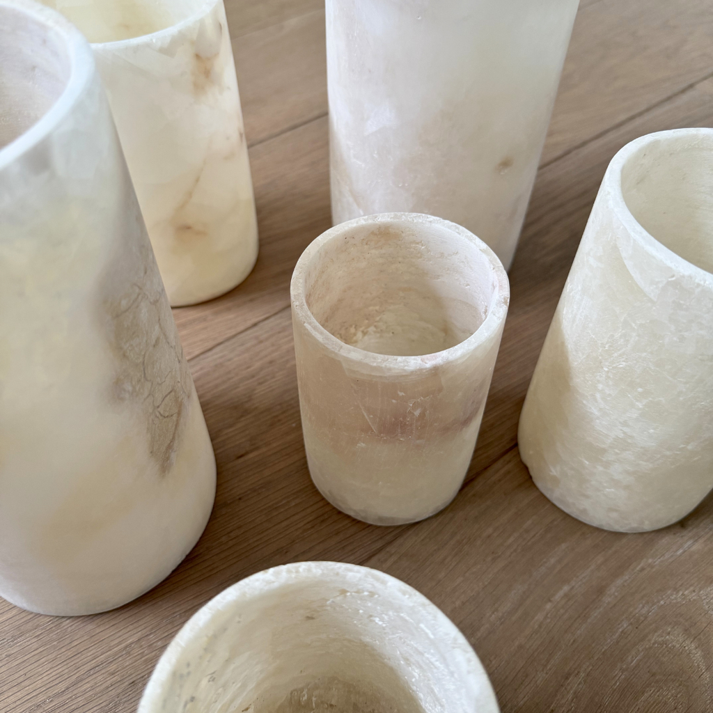 Close-up van unieke adering in Cilinder alabaster waxinelichthouders