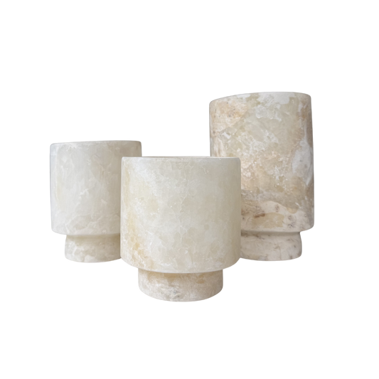Alabaster Coupe waxinelichthouder met licht uitlopende vorm in wit / beige tinten