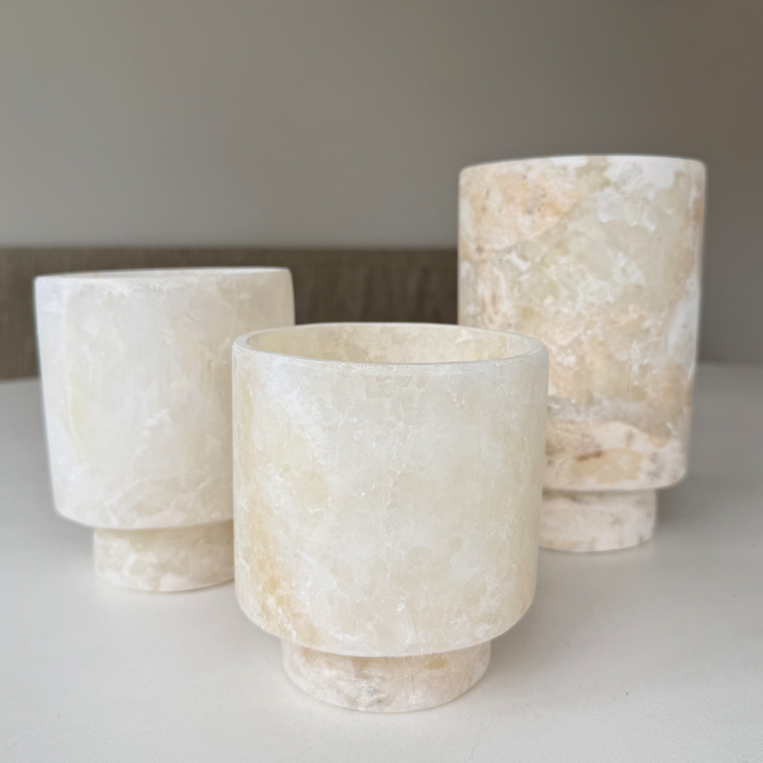 Beige-witte alabaster waxinelichthouders Coupe op eettafel