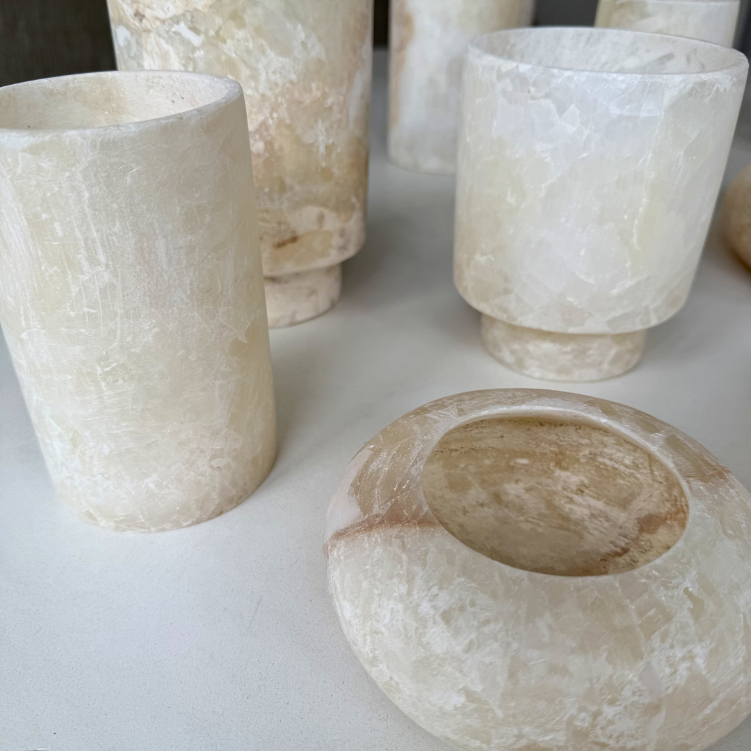 Close-up van natuurlijke adering in Alabaster waxinelichthouders