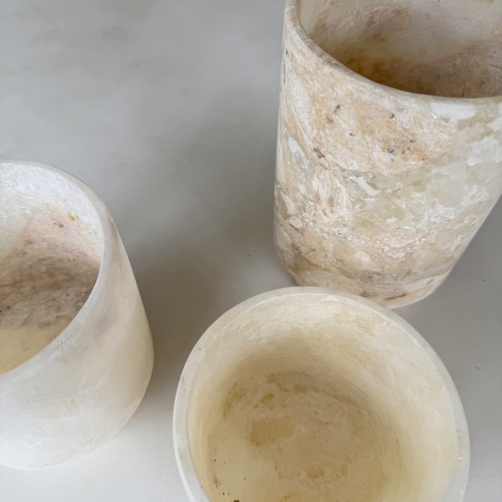 Bovenaanzicht van de beige-witte Alabaster Coupe waxinelichthouders