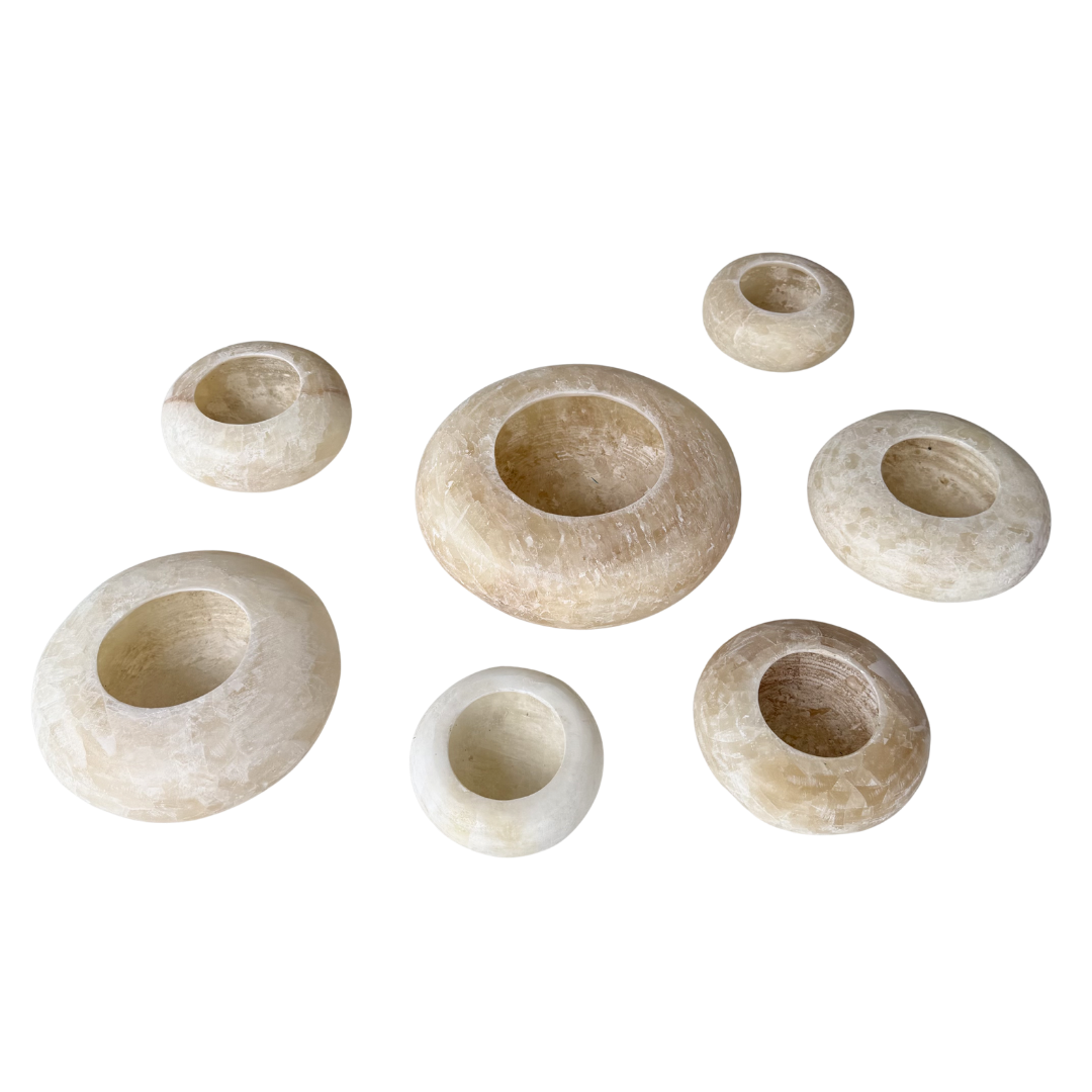 Alabaster Pebble waxinelichthouders beige wit, organische ronde vorm