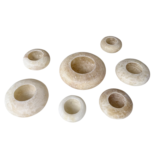 Alabaster Pebble waxinelichthouders beige wit, organische ronde vorm