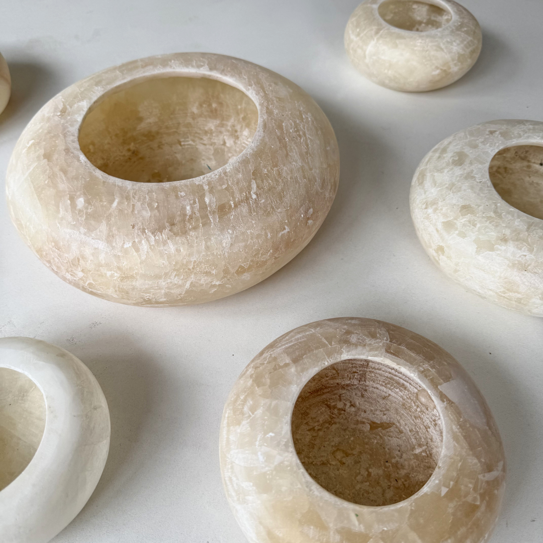 Close-up Pebble waxinelichthouders met unieke adering en beige witte tinten