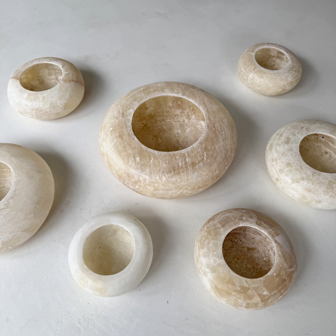Minimalistische Pebble waxinelichthouders van wit-beige natuursteen alabaster
