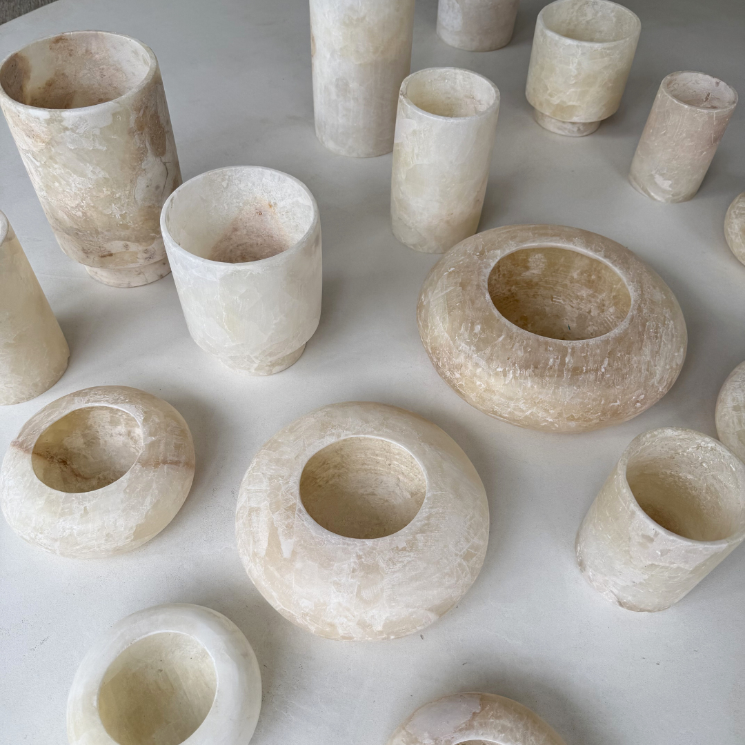 Groep kaarsenhouders van natuursteen alabaster - verschillende vormen en maten