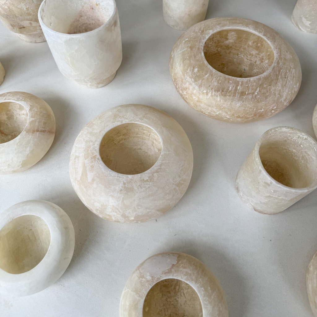 Verschillende vormen en maten kaarshouders van natuurlijk alabaster in wit-beige tinten