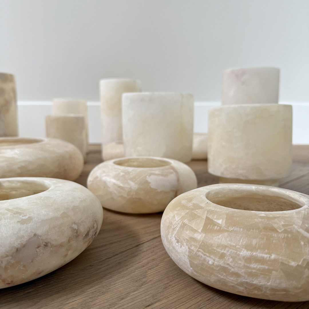 Verschillende alabaster kaarshouders. Luxe, tijdloos warm wit natuursteen