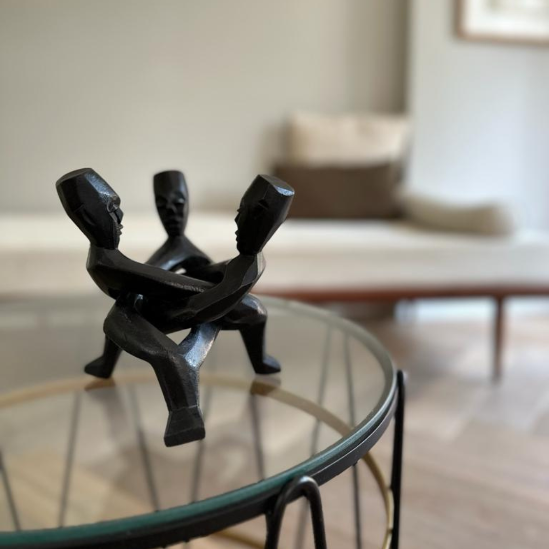 Vintage Afrikaans handgesneden houten beeldje gestyled in een tijdloos modern interieur 