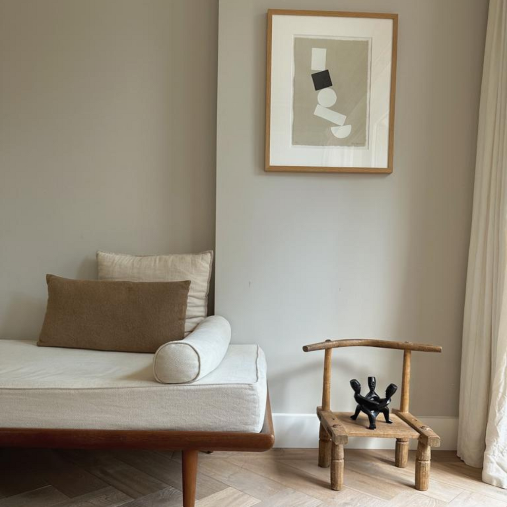 Handgesneden houten sculptuur van drie in elkaar verweven personen in een Midcentury Modern interieur 