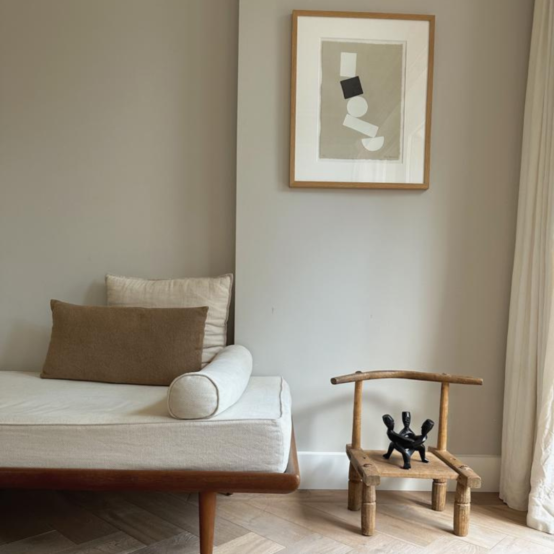 Handgesneden houten sculptuur van drie in elkaar verweven personen in een Midcentury Modern interieur 