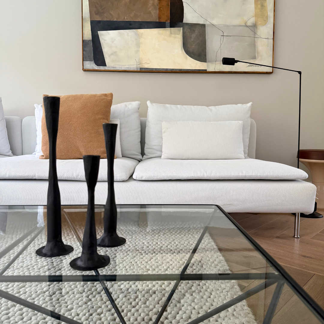 Drie Ashraf kandelaars samen – robuust, rustiek en elegant op salontafel