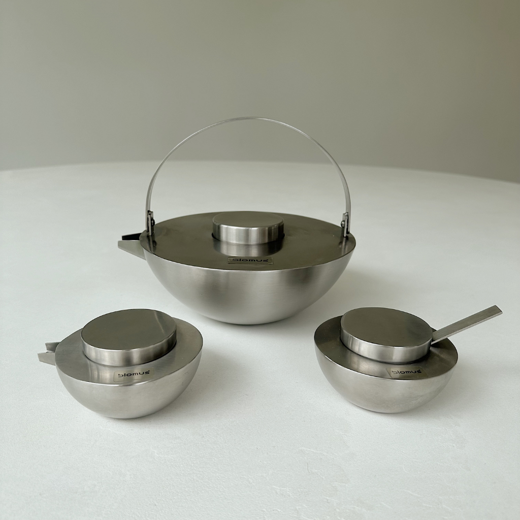 Blomus Asia Vintage Theeset (theepot suikerpot en melkkan) van roestvrij staal op een witte tafel