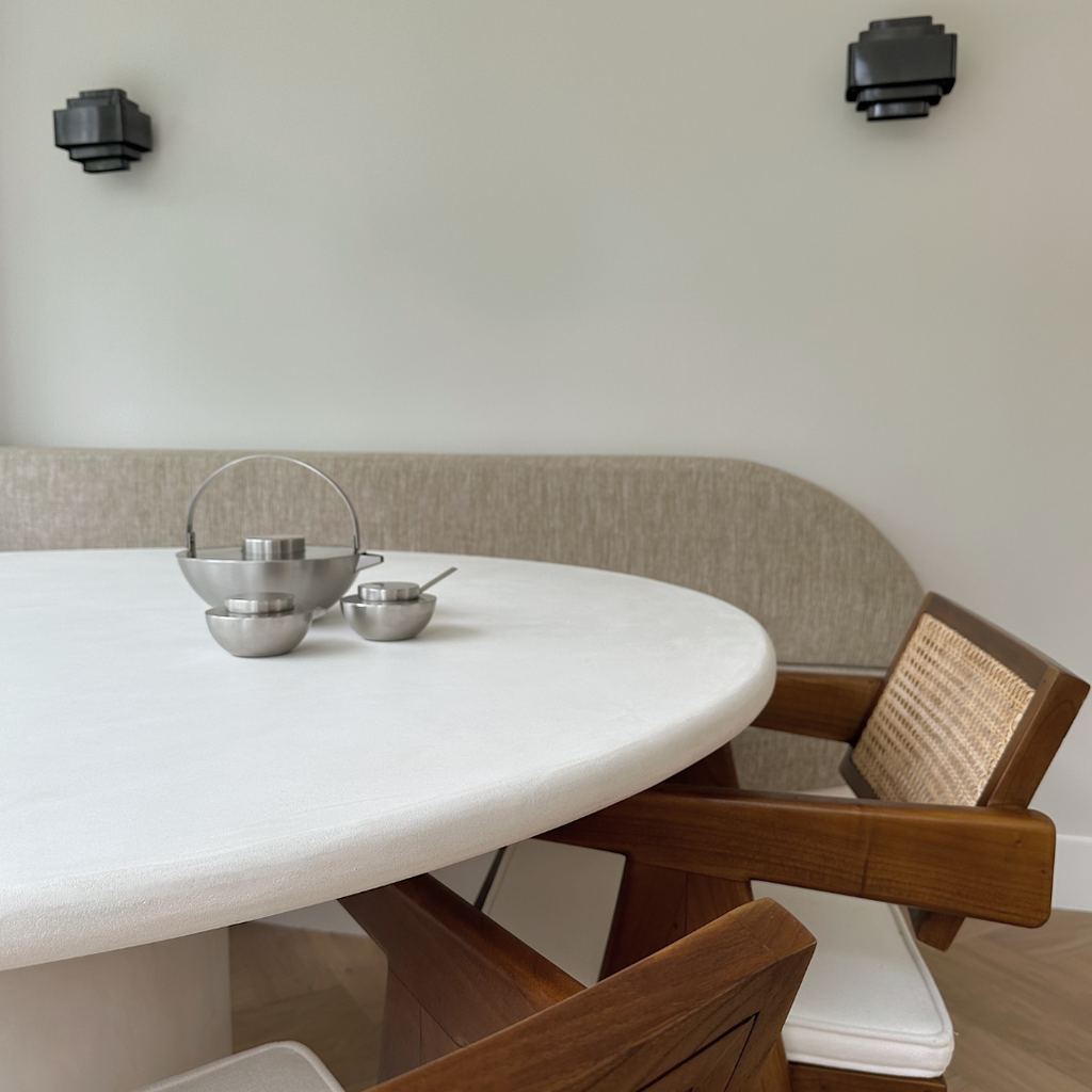 Blomus Asia Vintage RVS Theeset in een minimalistische eetkamer setting in neutrale tinten 