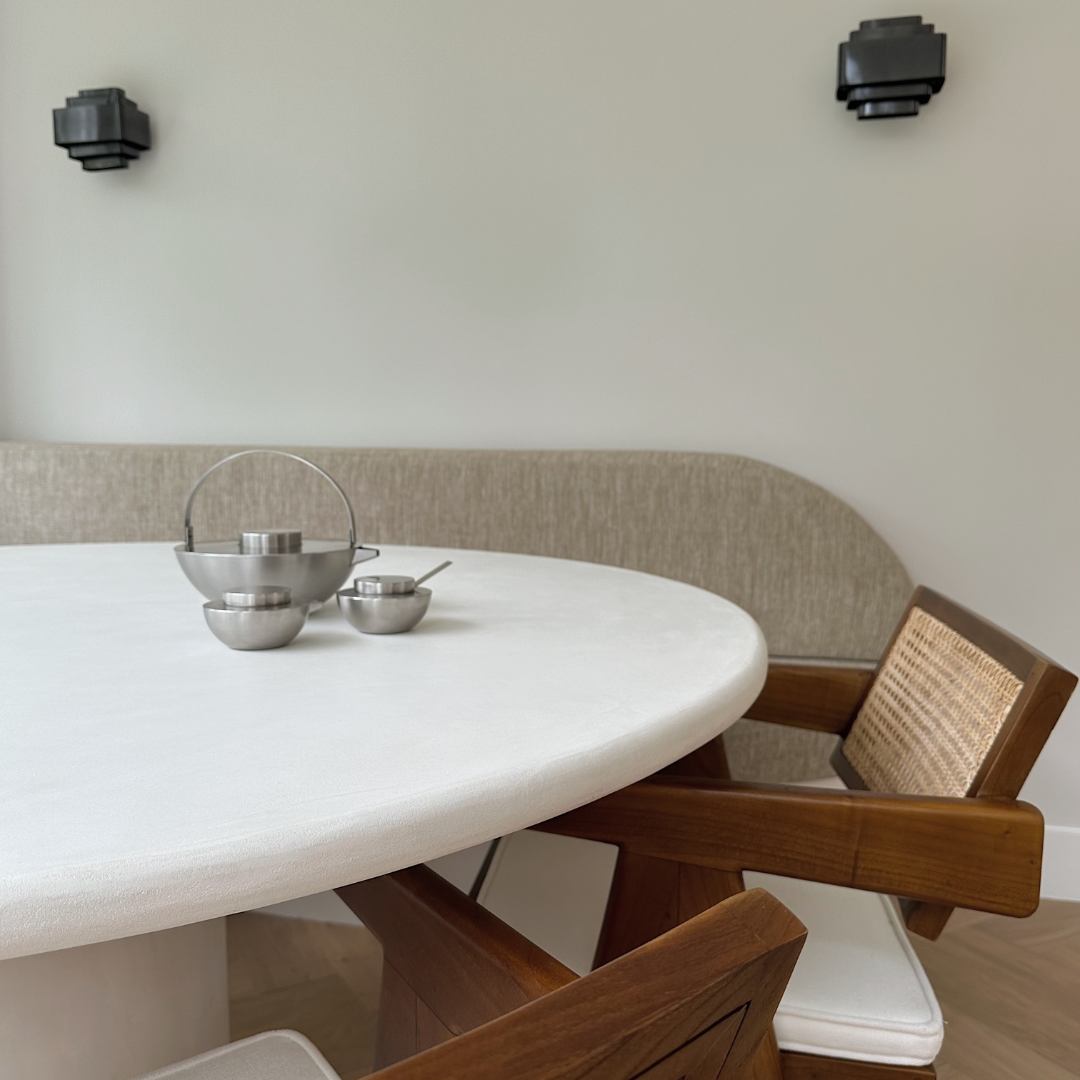 Blomus Asia Vintage RVS Theeset in een minimalistische eetkamer setting in neutrale tinten 
