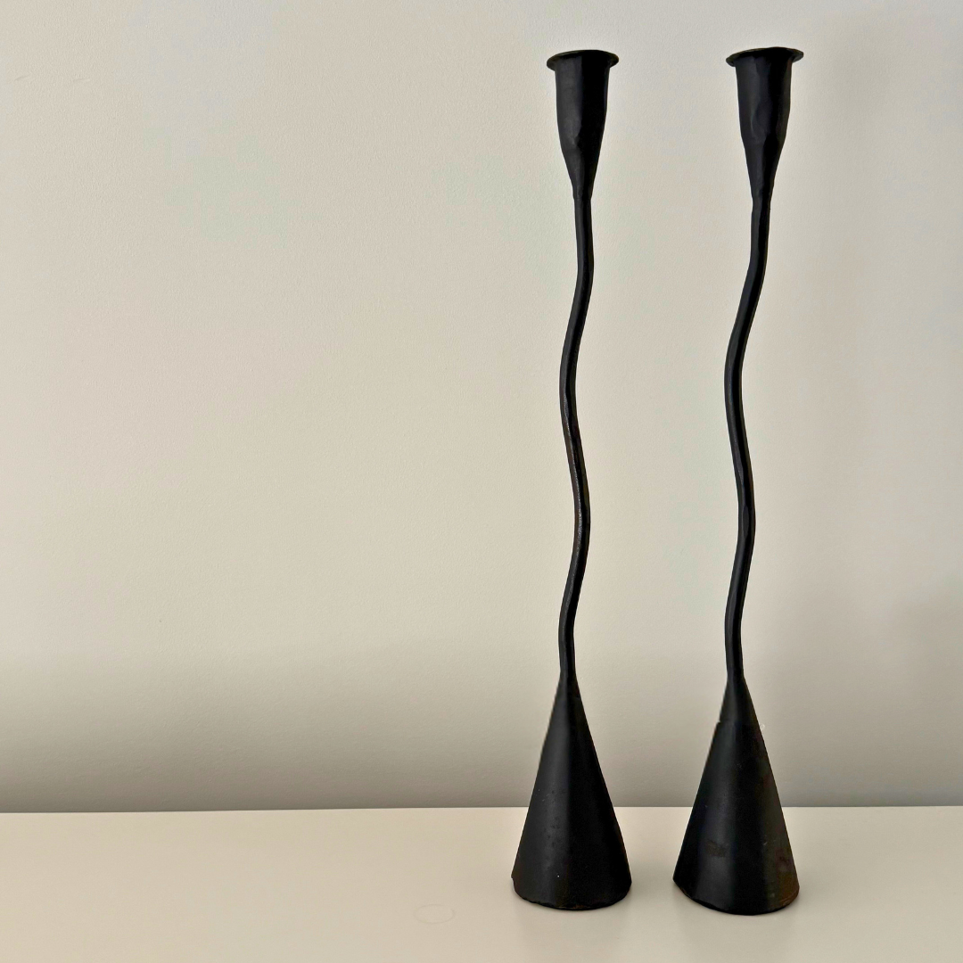 Set Askil kaarshouders - elegant golvende kandelaar van zwart metaal