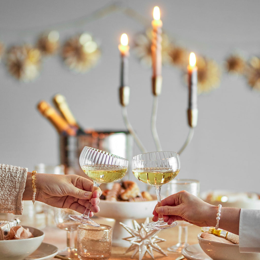 Stijlvol champagneglas Astrid van Bloomingville, hier gebruikt voor het serveren van champagne, in een feestelijke setting