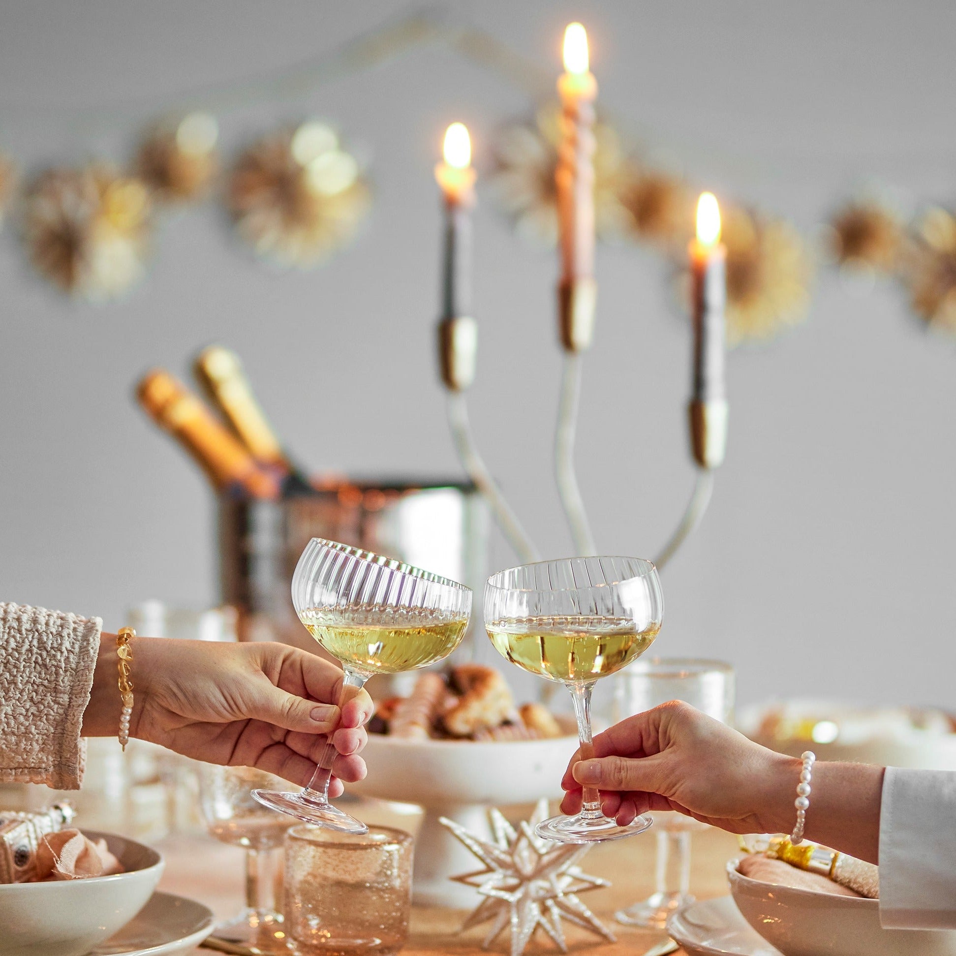 Stijlvol champagneglas Astrid van Bloomingville, hier gebruikt voor het serveren van champagne, in een feestelijke setting
