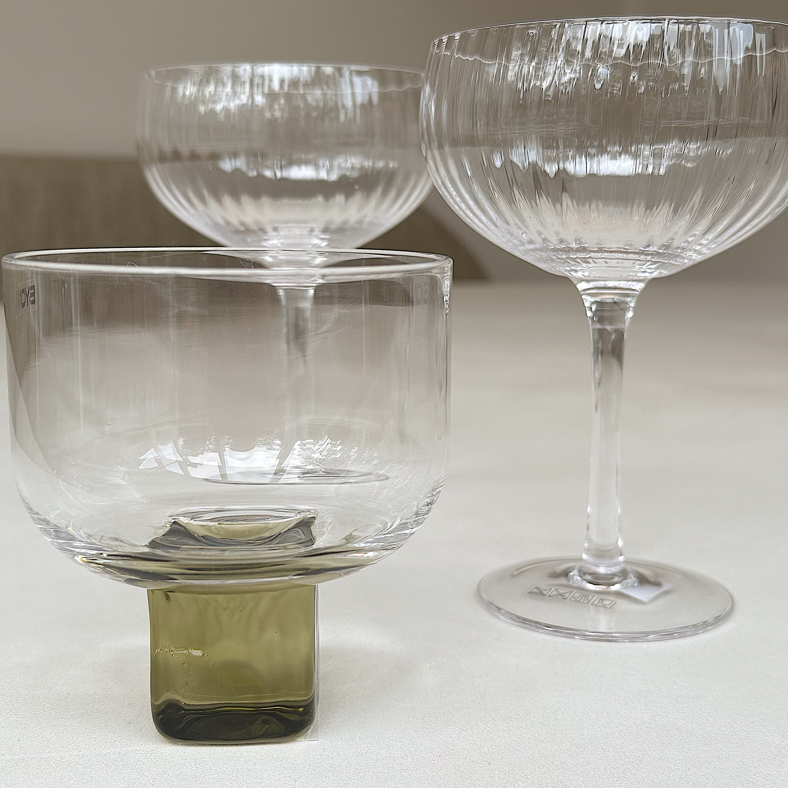 Drinkglas Victoria met groene voet van Byon en Astrid champagne glazen van Bloomingville op een witte tafel