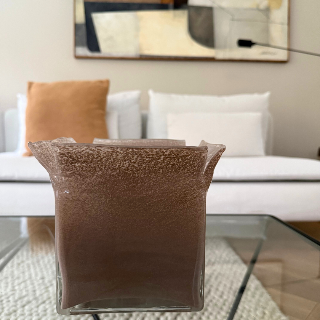 Handgemaakte Atlas kaarshouder taupe op salontafel – tijdloos en stijlvol ontwerp