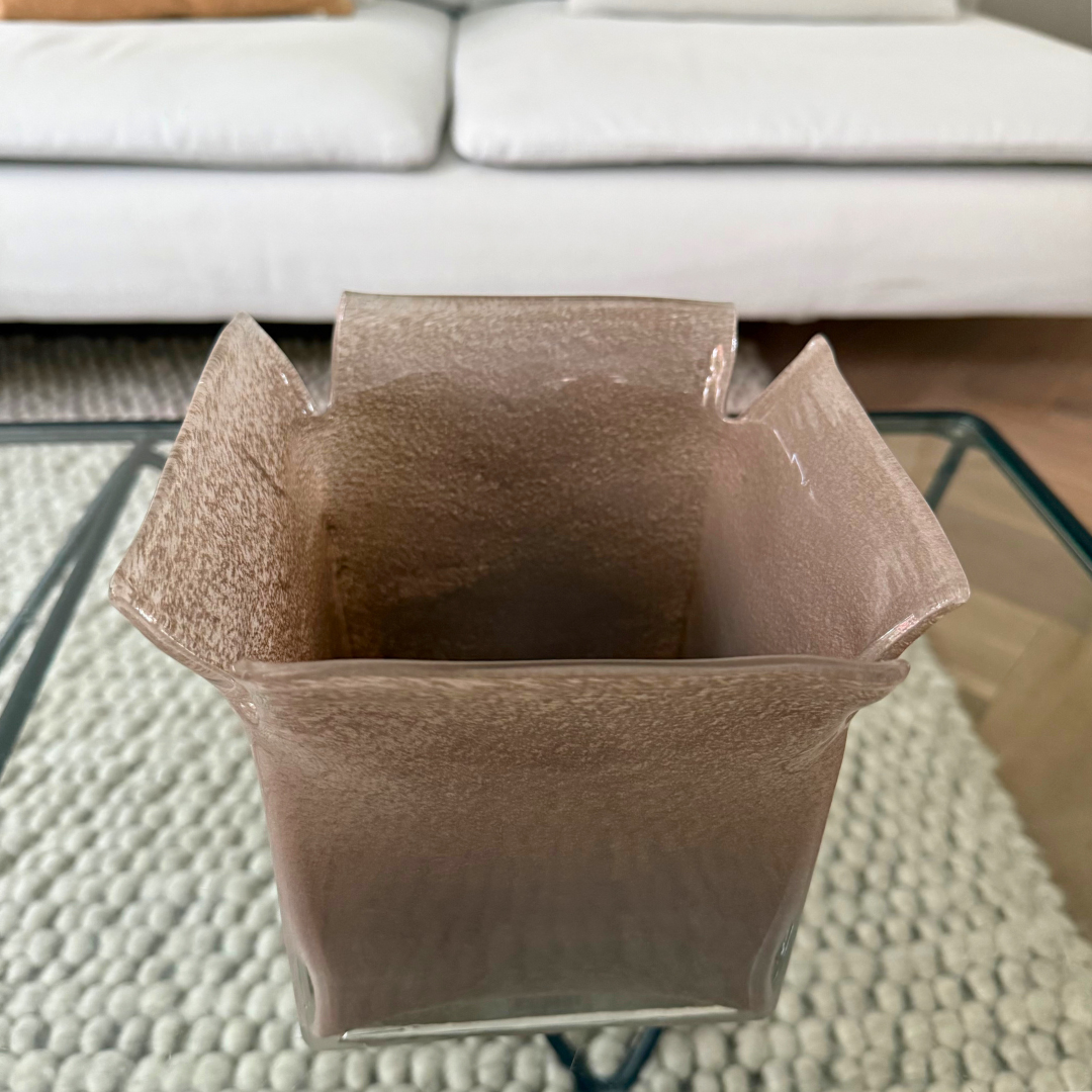 Close-up van Atlas kaarshouder taupe – uniek door kleine variaties in vorm en kleur