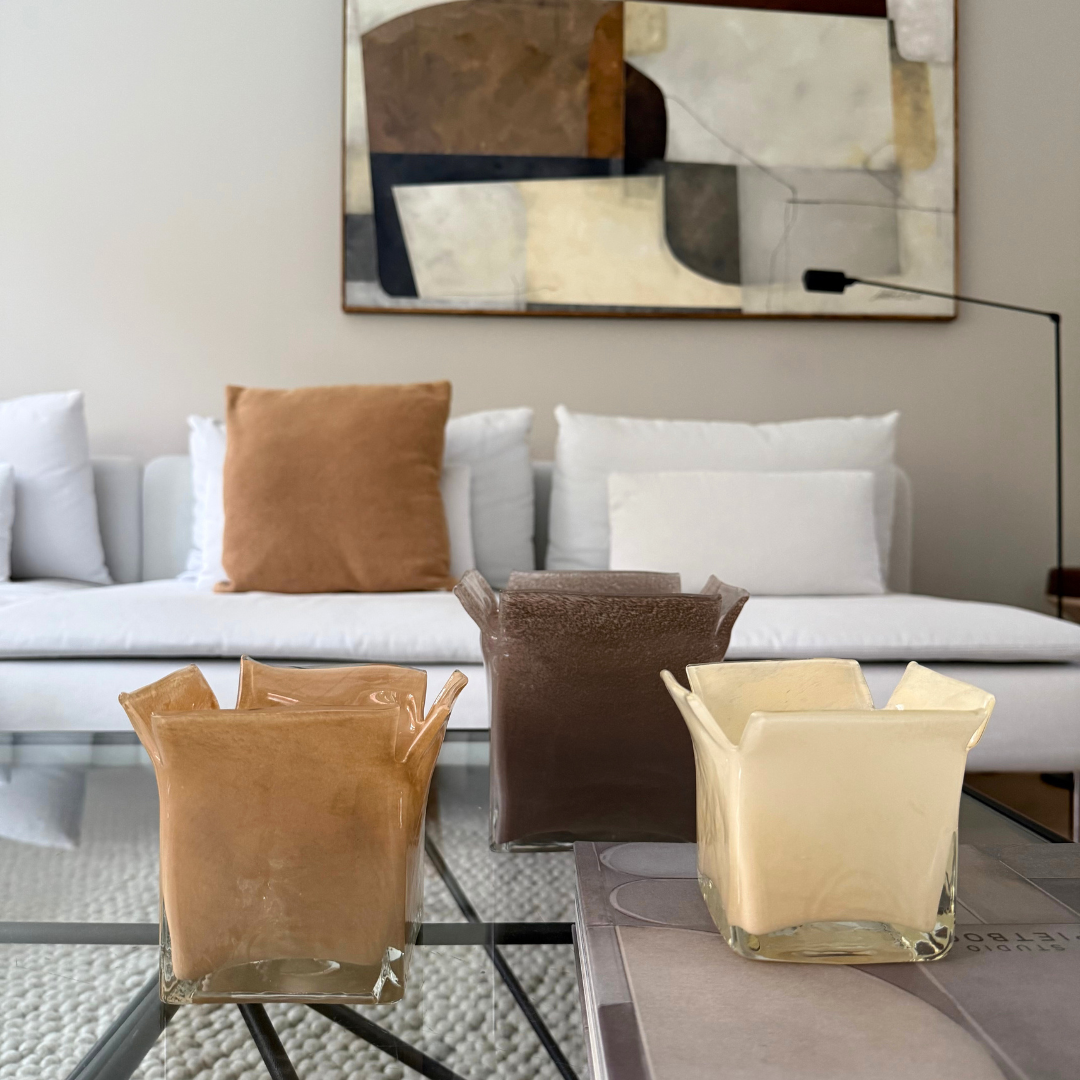 Handgemaakte Atlas kaarshouders taupe, zand en vanille op salontafel – tijdloos en stijlvol ontwerp