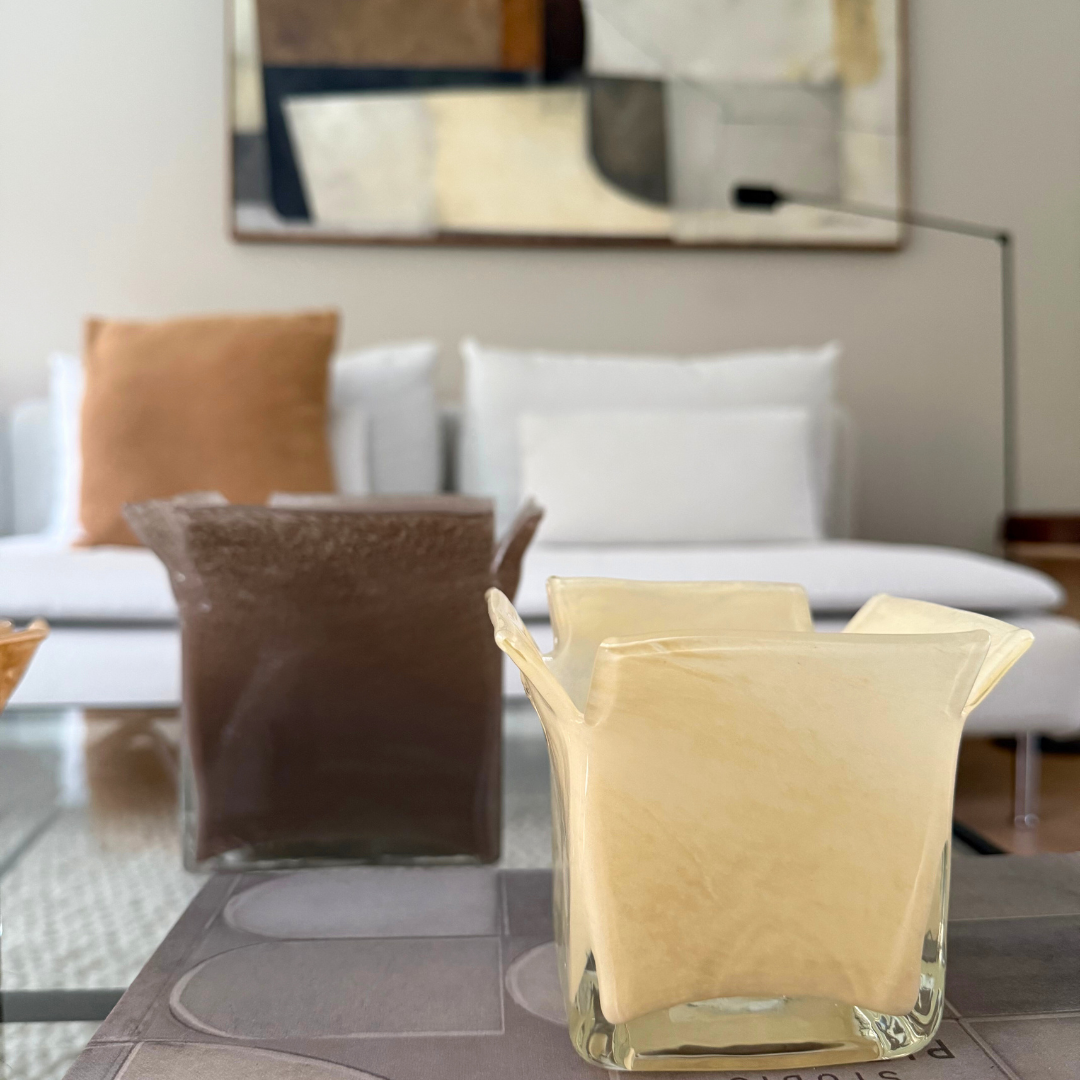 Atlas kaarshouder vanille en taupe samen als decoratie op een salontafel 