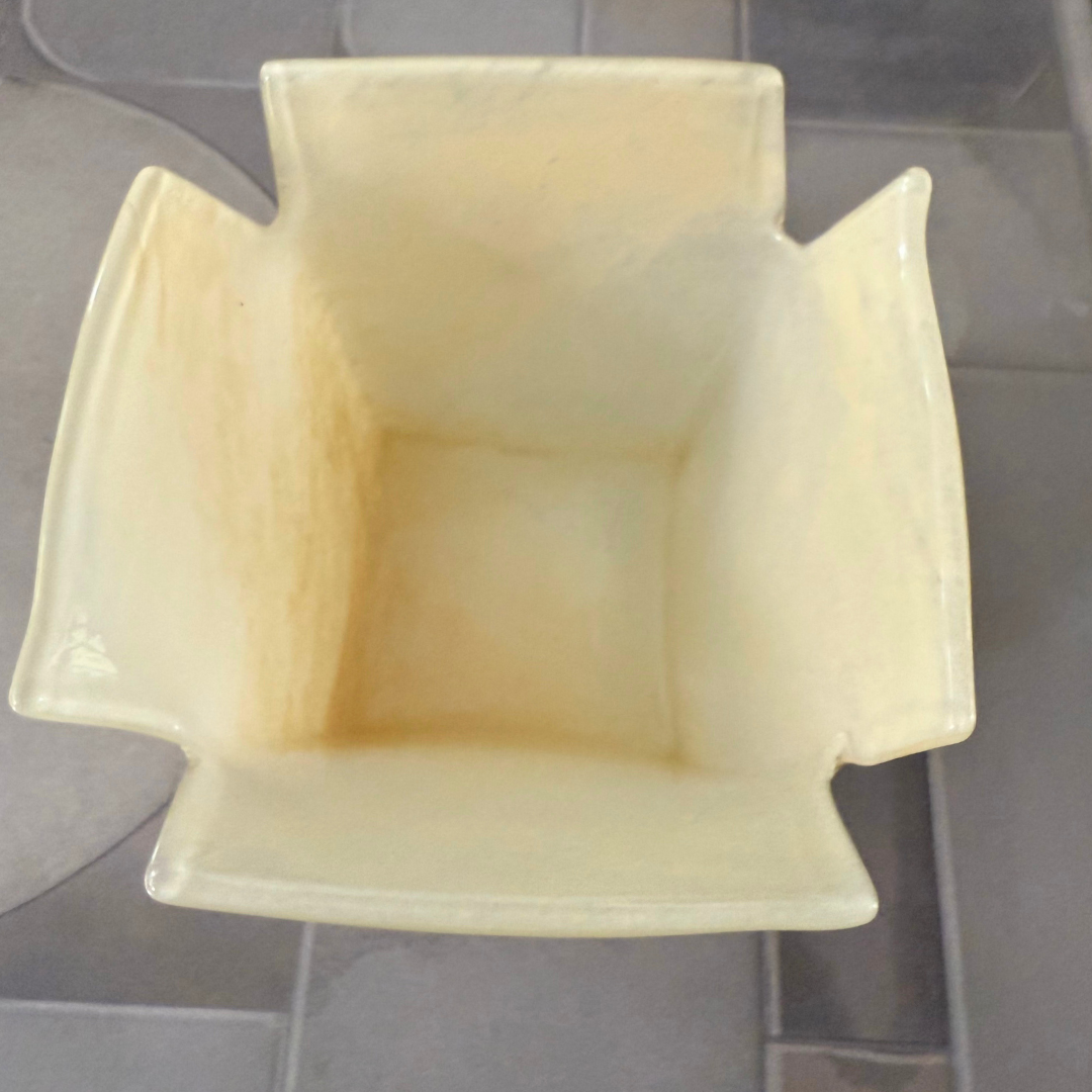 Bovenaanzicht van de mondgeblazen Atlas kaarshouder vanillie 