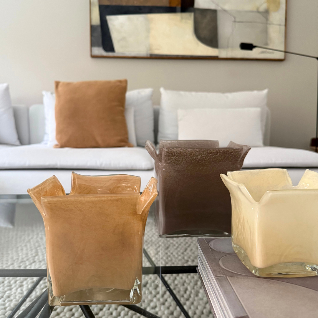 Groep glazen Atlas kaarshouders in verschillende natuurlijke tinten en verschillende formaten als decoratie in een woonkamer op een salontafel