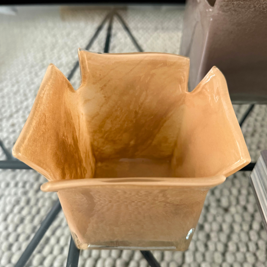 Bovenaanzicht van mondgeblazen Atlas kaarshouder zand met subtiele kleurvariaties